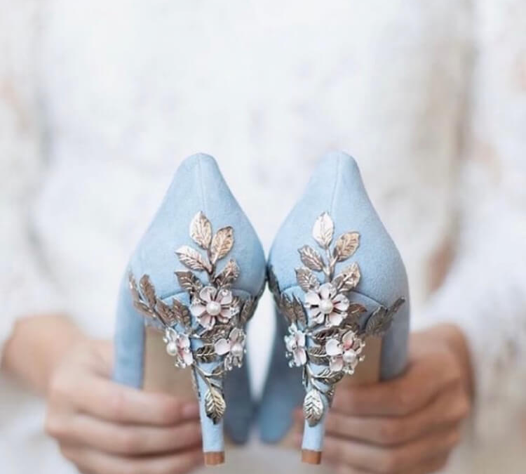 Ideas de complementos azules que llevar el día de tu boda.