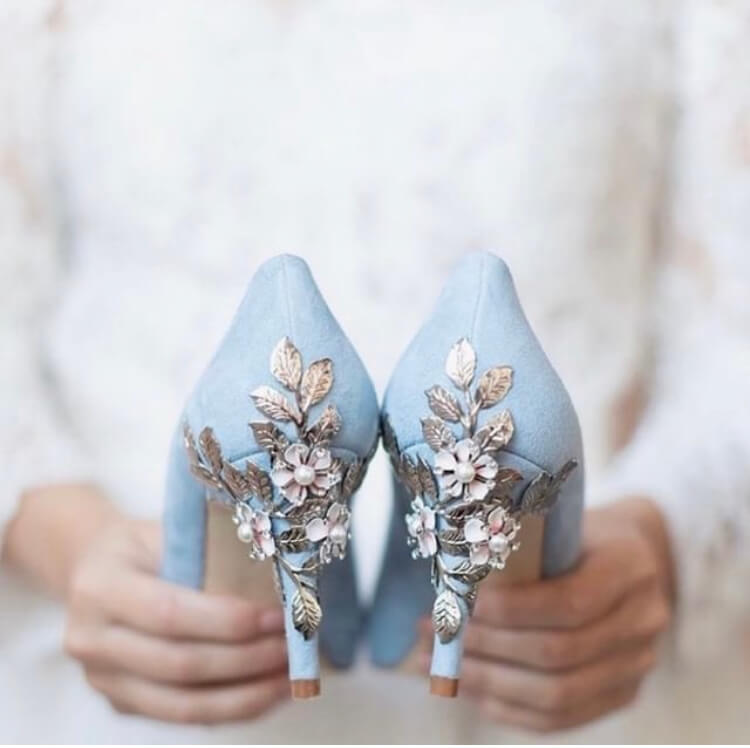 Ideas de complementos azules que llevar el día de tu boda