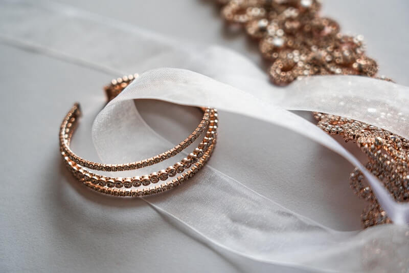 10 marcas de joyería sostenible para lucir el día de tu boda